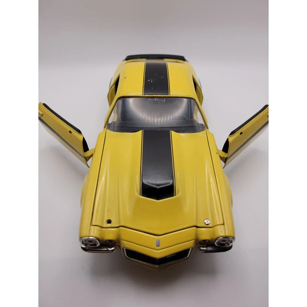 Chevrolet Camaro SS Diecast Car 1:18 Yellow Black 1970 Muscle Car Toy